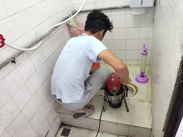 云龙管道堵塞冒臭气 专业师傅现场解决问题
