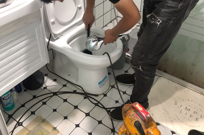 云龙马桶堵塞自己疏通还是找师傅？专业上门服务让你省时更省心